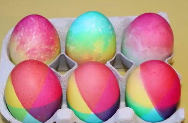 Uskršnja dekoracija: Ofarbajte jaja u dugine boje (VIDEO)