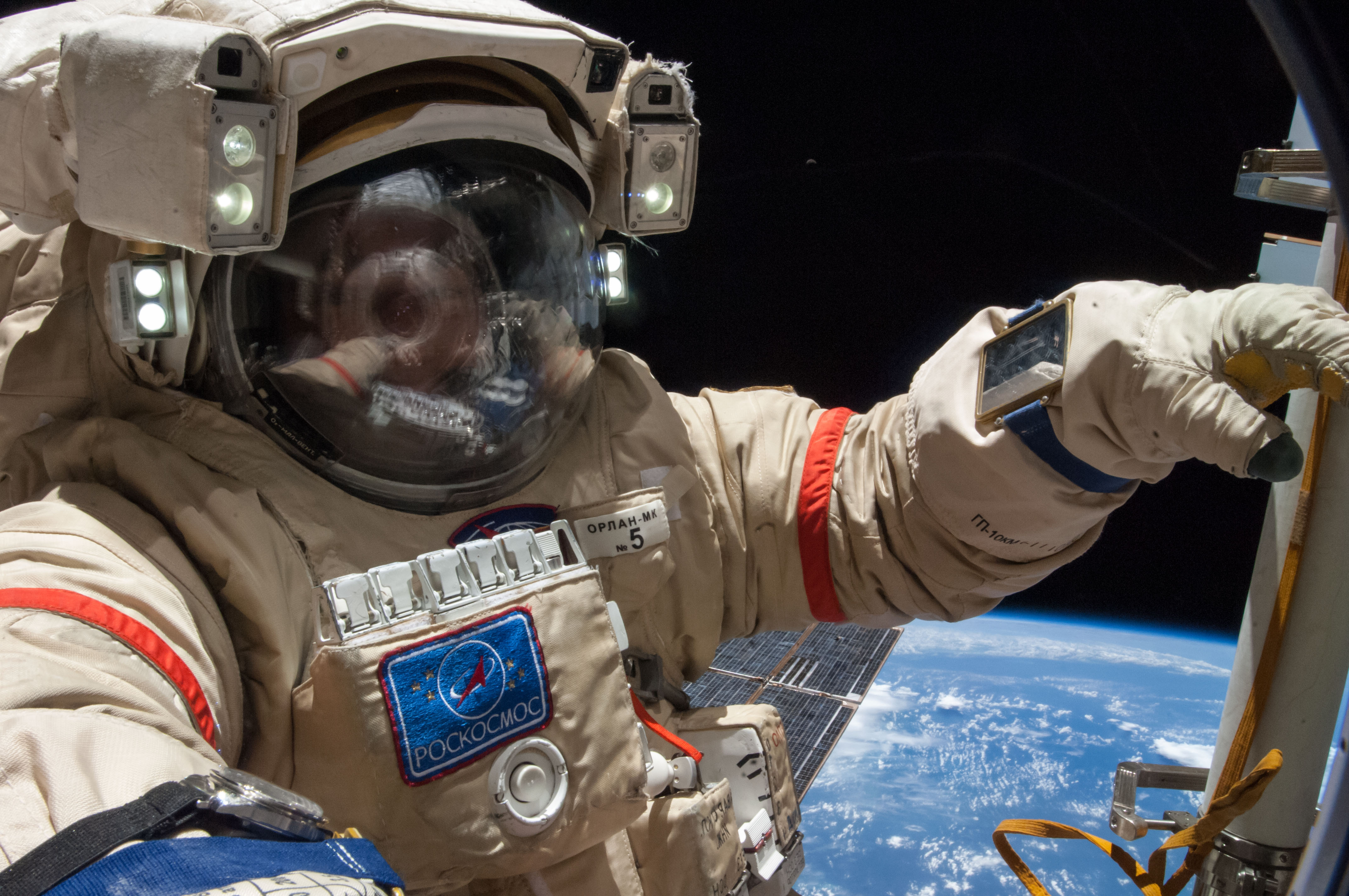 Космонавт в открытом космосе картинки. Скафандр Орлан. Космонавт в космосе. Космонавт в открытом космосе.