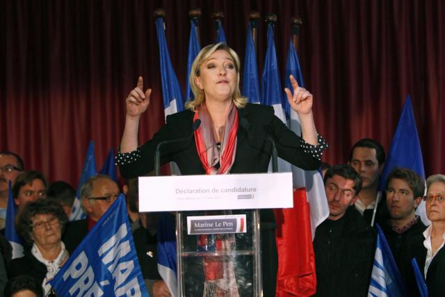 Le Penova smenila dvojicu jer su išli na skup njenog oca
