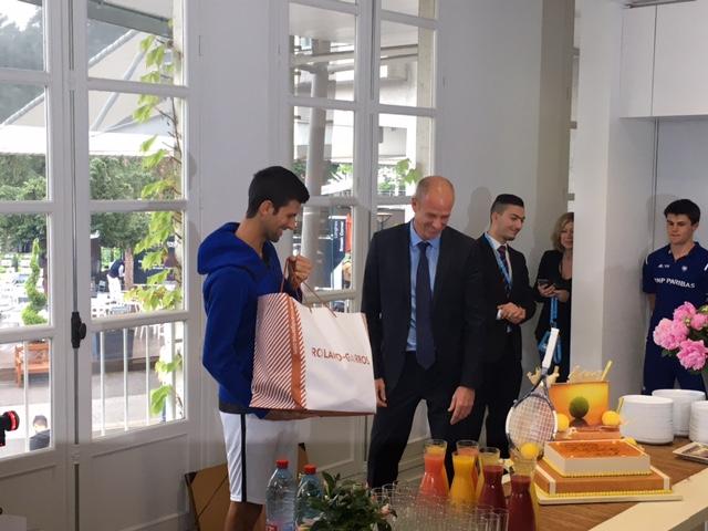 Na Novakovom roðendanu: Torta, pesmica, poklon