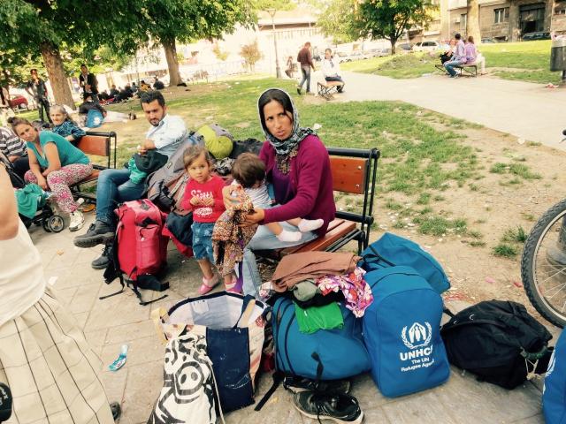 Izbeglice opet pune park u centru Beograda (FOTO)