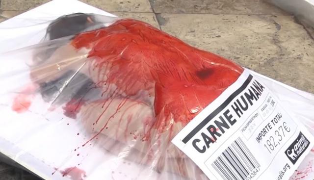 Goli vegetarijanci prekriveni krvlju protestovali u Barseloni