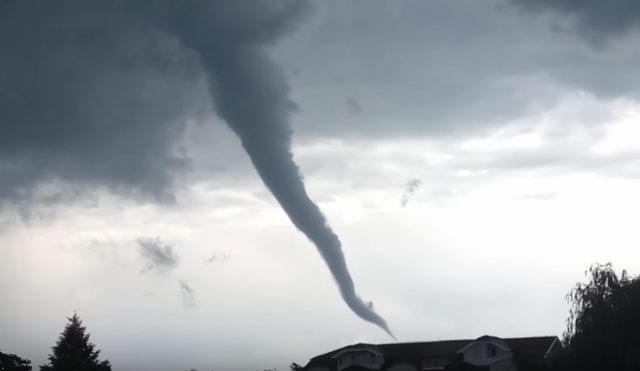 Storm and "tornado" hit town in central Serbia/VIDEO