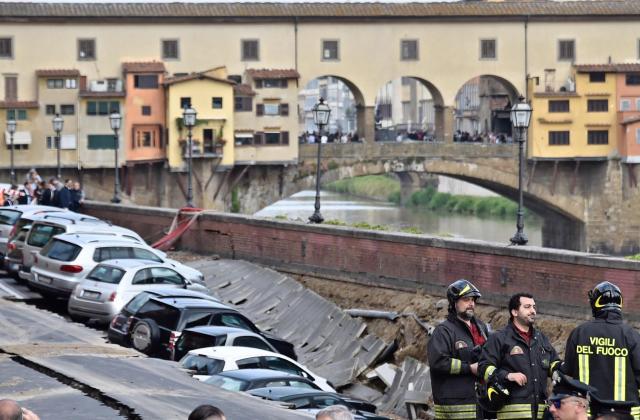 20 automobila propalo kroz asfalt u centru Firence FOTO