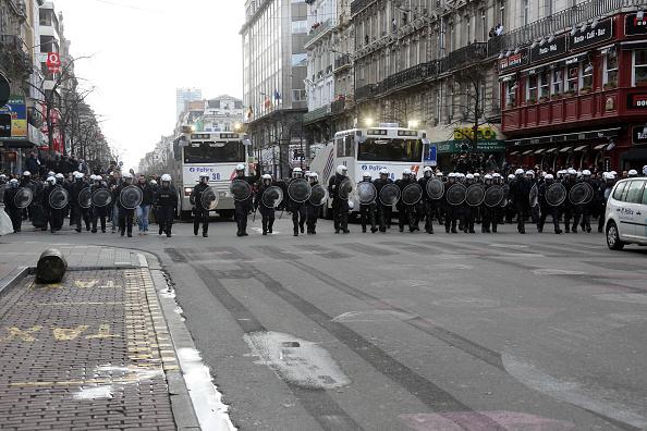 Brisel: Povređeni policajac i demonstranti u protestima