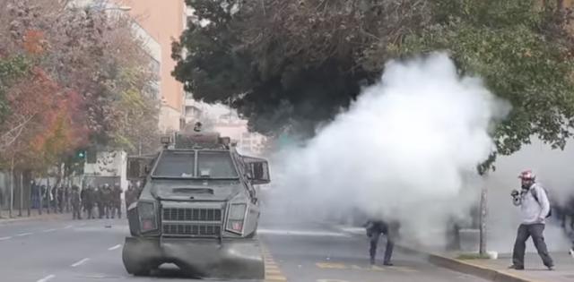 Haos na protestu: Kamenjem na policiju, pa vodeni topovi