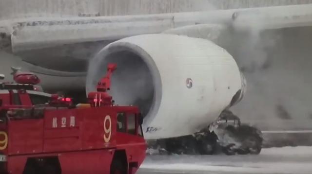 Evakuisan avion zbog požara na motoru / VIDEO