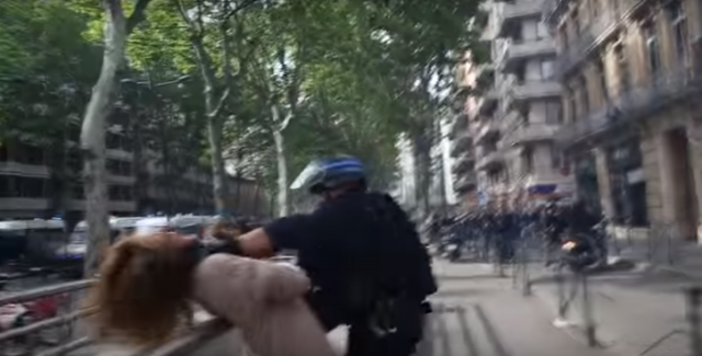 FR: Policajac brutalno odgurnuo ženu u toku protesta/VIDEO