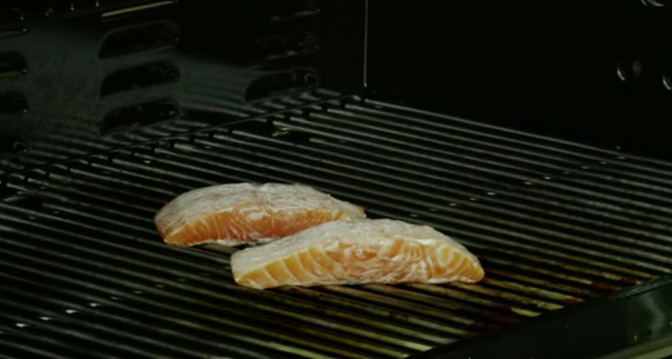 Kulinarski trik: Kako da se riba ne zalepi za roštilj (VIDEO)