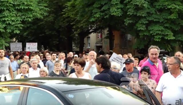Skoplje: Automobilom uleteo među demonstrante /VIDEO