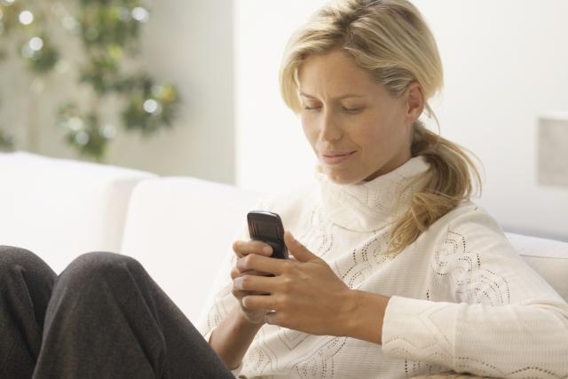 Psiholozi su nam otkrili: Da li bi trebalo da čitate partnerove poruke?