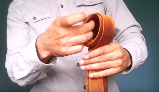 Kako vezati kravatu za manje od 10 sekundi? (VIDEO)
