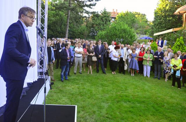 Ministers show up for German ambassador's "summer party"