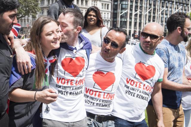 Masovno ljubljenje u "lancu" za Britaniju u EU /FOTO