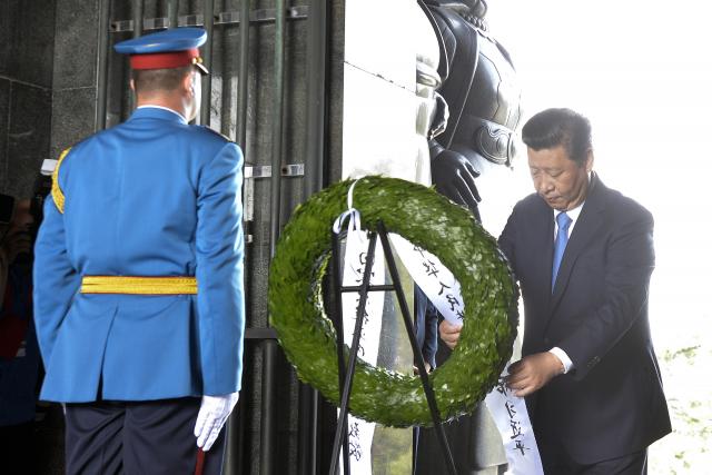 Đinping položio venac na spomenik Neznanom junaku / FOTO