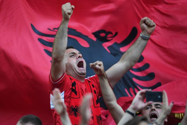 Dan X: Francuska igra na bod, Albanci se moraju otvoriti