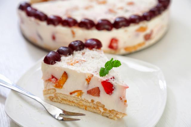Očaravajući ukus: Brza torta sa keksom i voćnim jogurtom