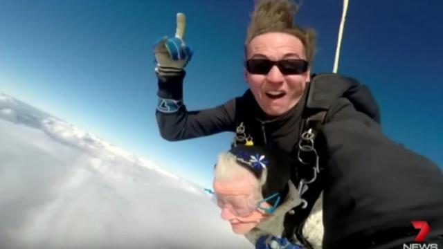 Sad ili nikad: Starica za svoj 100. roðendan skoèila padobranom