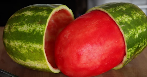 Bolji trik sa lubenicom u životu niste videli: Jednostavno i potpuno neverovatno (VIDEO)