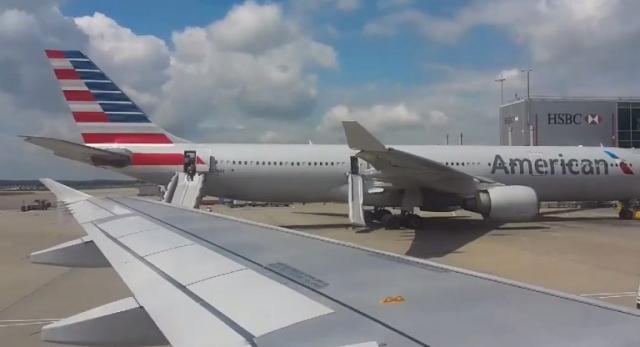 London: Evakuisani putnici amerièkog aviona (FOTO, VIDEO)