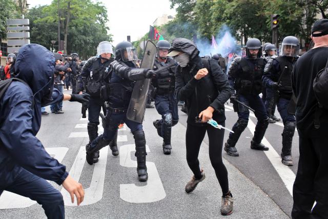 Pariz na ulicama: "Olandegzit" i pendreci preko leða /FOTO