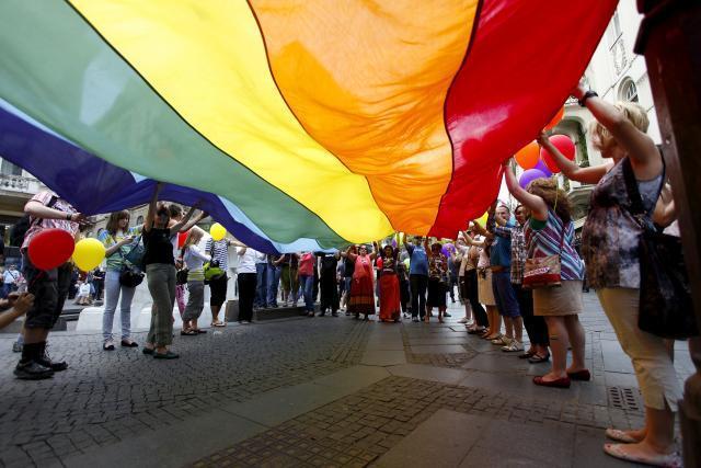 Èeška: Ukinuta zabrana gej parovima za usvajanje dece