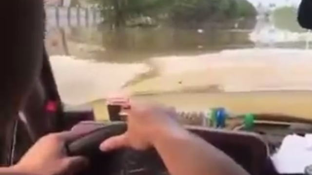Izvini prijatelju, ali auto ti je poplavljen (VIDEO)