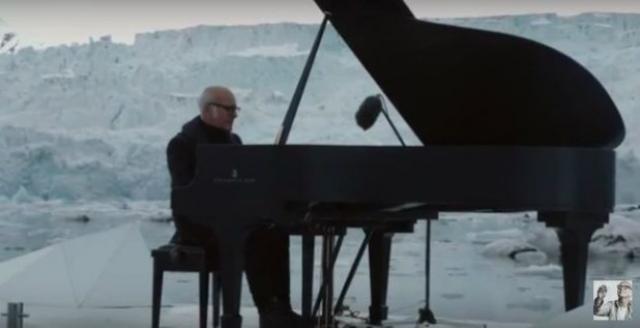 Pijanista svira na santi leda na Arktiku