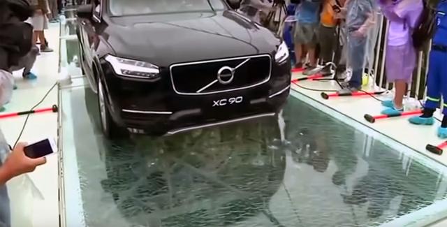 Stakleni most na ekstremnom testu - čekići pa Volvo SUV
