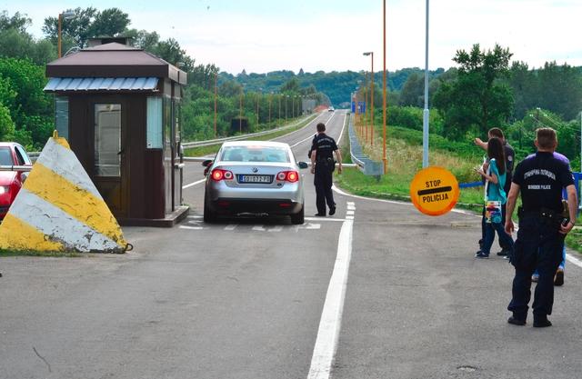 Croatia removes fence from border crossing with Serbia