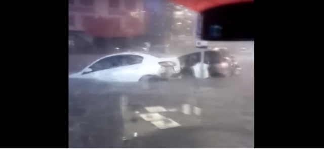 Katastrofalne poplave u Rusiji, automobili pod vodom /FOTO