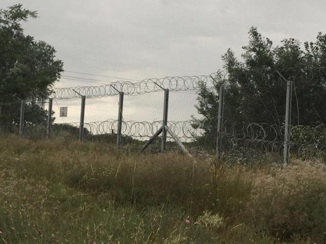Hungary returning 17K migrants, cutting holes in own fence