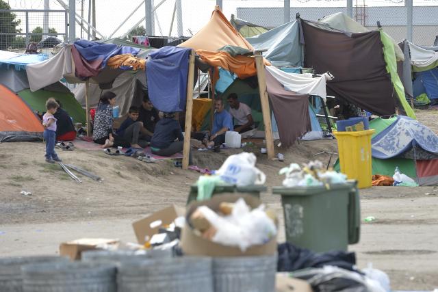Serbia "considering concrete action on migrant crisis"