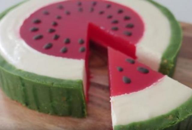 Čizkejk od lubenice za one koji se ne plaše izazova: Recept za neobičnu letnju poslasticu (VIDEO)