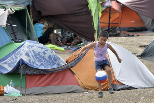 700 migrants currently at Serbia-Hungary border