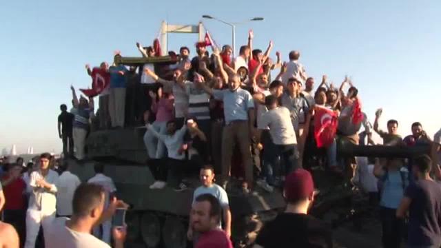 Vojnici beže iz tenkova, pristalice Erdogana slave / VIDEO