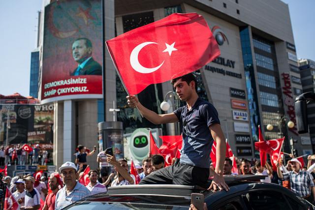 Hiljade ljudi na ulicama Turske u znak podrške Erdoganu