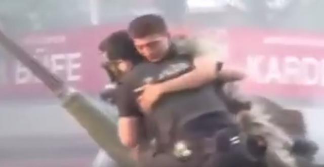 Dramatičan snimak: Policajac spasao život vojniku / VIDEO