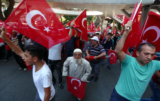 Hiljade Turaka na ulicama u znak podrške Erdoganu