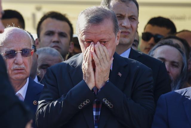 Erdogan zaplakao tokom govora / FOTO