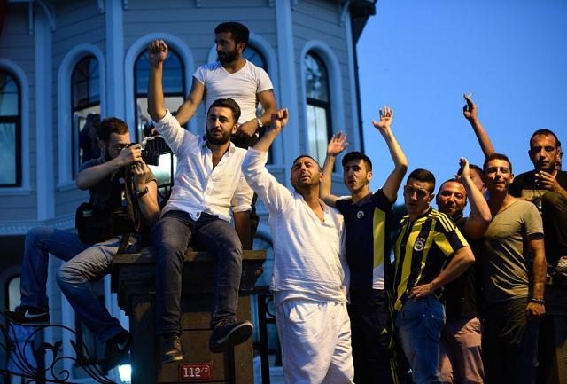 Prokurdski skup u Istanbulu protiv puèa i vanrednog stanja