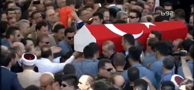 Turska se oprašta od žrtava puča, kovčege nosi i Erdogan