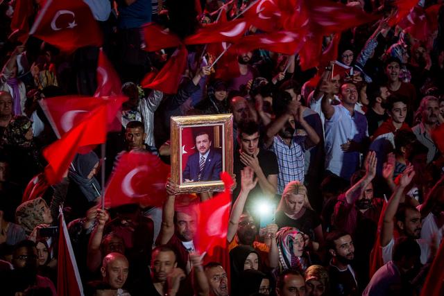Turci četvrto veče na ulicama u znak podrške Erdoganu FOTO