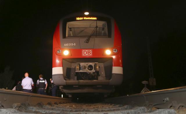 Nemačka: Sekirom na putnike u vozu uz 