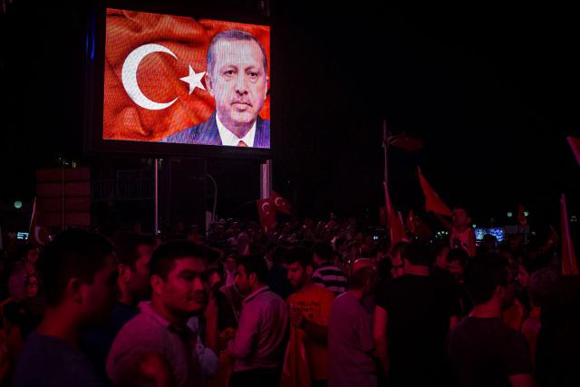 "Erdogan želi da kontroliše vojsku i obaveštajce"