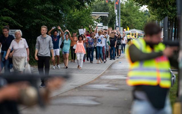 Minhen: Građani smeju da šetaju samo sa podignutim rukama