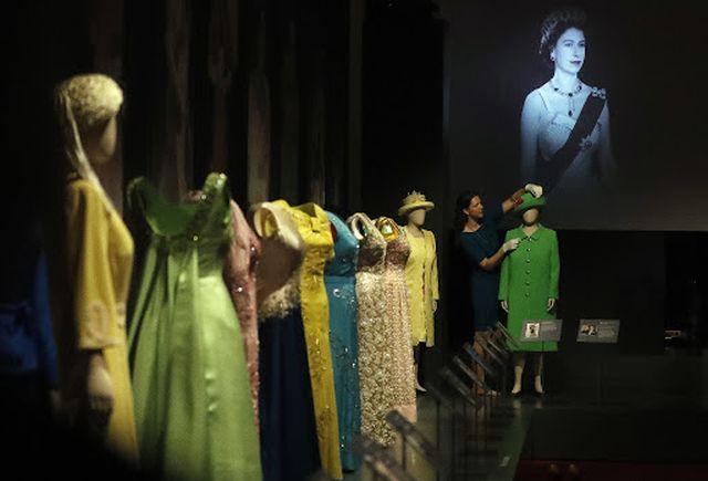 Zavirite na izložbu haljina britanske kraljice Elizabete Druge