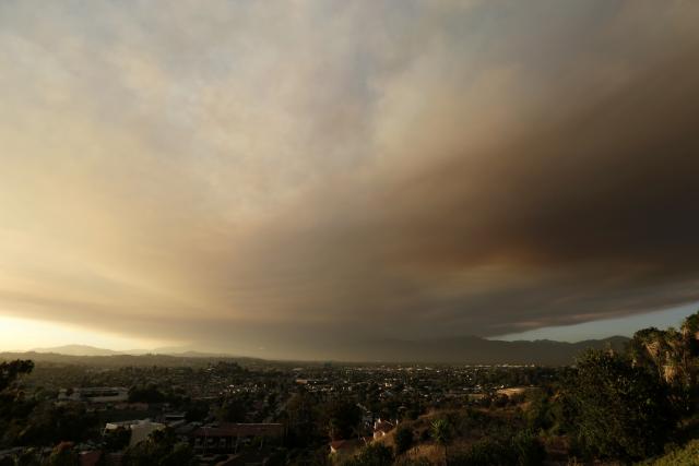 SAD: "Pešèani požar" se širi, evakuisano stotine domova