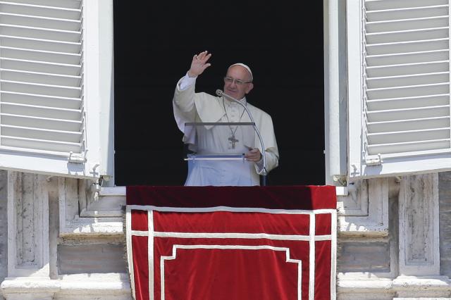 Papa poručio časnim sestrama da ne preteruju s internetom