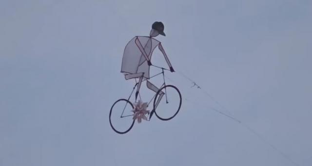 Ždral na "leteæem biciklu": Remek-delo od zmaja (VIDEO)
